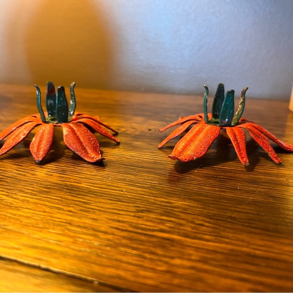 Vintage Poinsettia Christmas Holiday Pair of Metal Candle Holders - Picture 7 of 8
